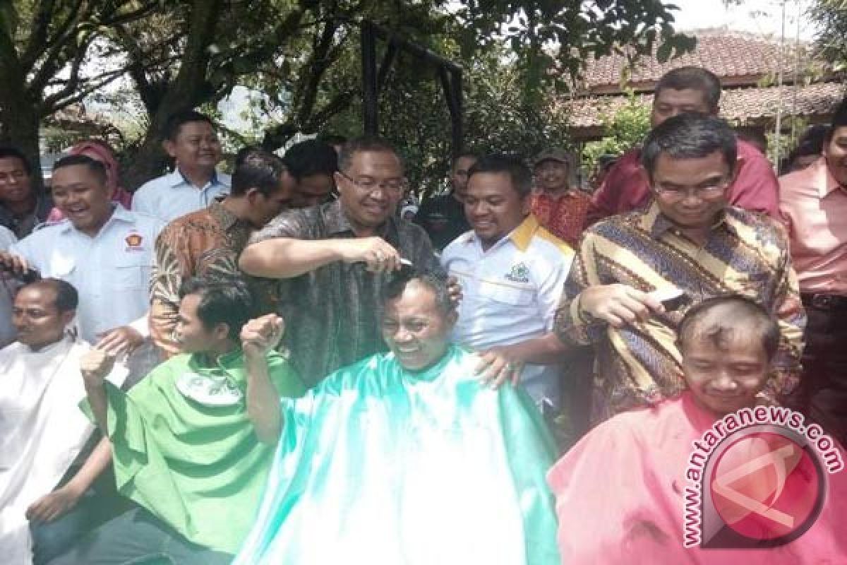 Relawan Cabup Sukabumi Gunduli Rambutnya 