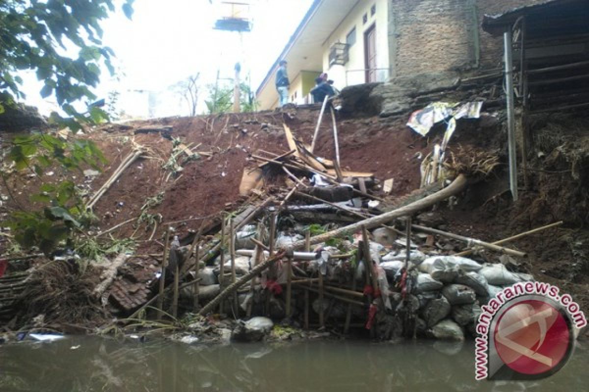 Warga Kali Mati Bekasi Resah Longsor Lanjutan