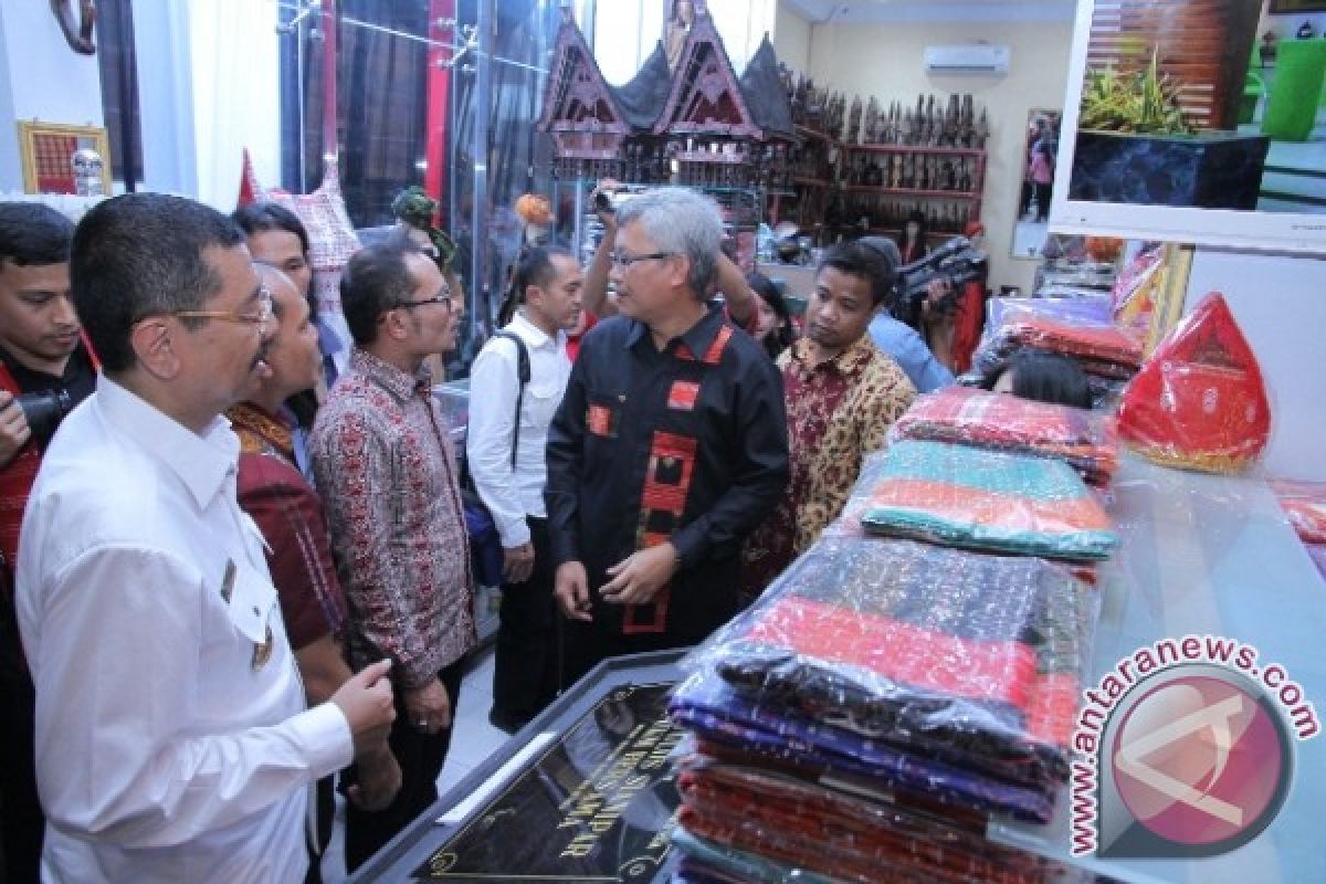 Gaun Etnik Paduan Motif Ulos Pecahkan MURI