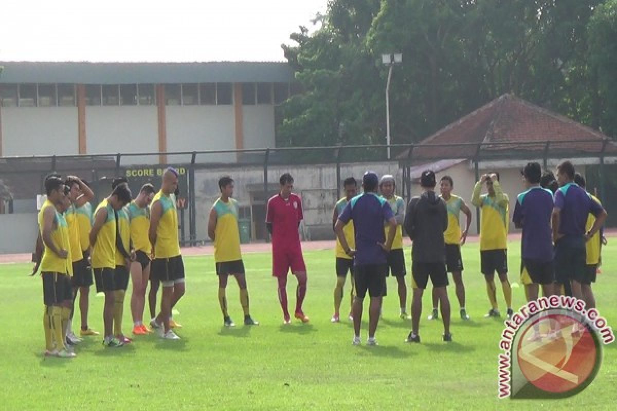 Sepak Bola - Arema Cronus usung kekuatan penuh ke Yogyakarta 