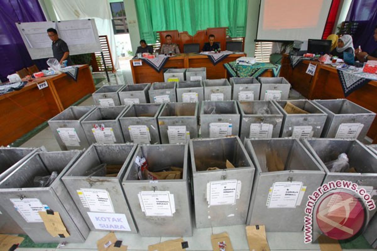 Massa hadang kotak surat suara di Manggarai