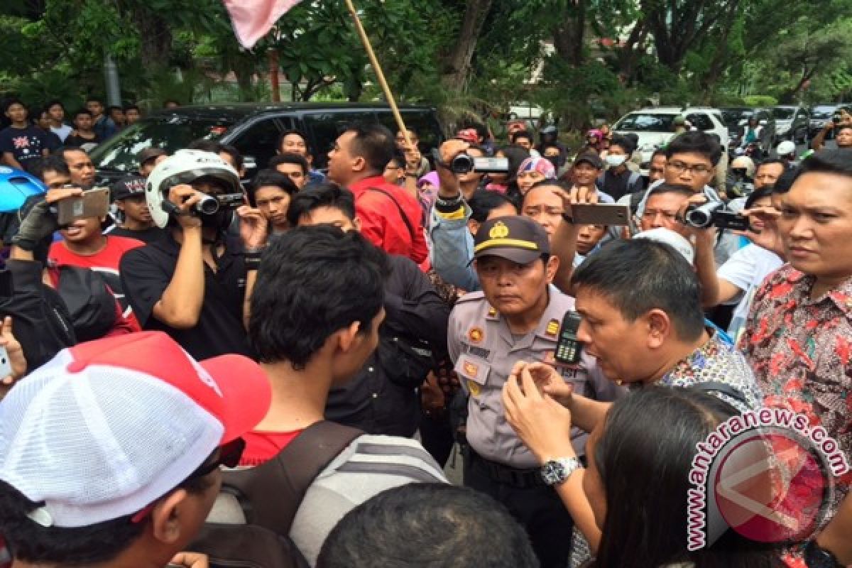 Puluhan Aktivis GMNI Datangi Kantor Satpol PP Surabaya