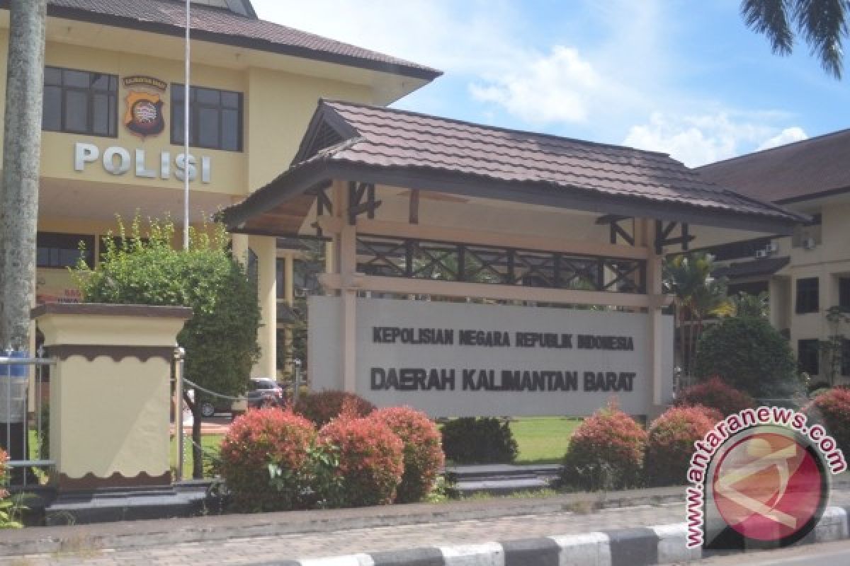 Brimob dan Polres Singkawang Lakukan Sterilisasi Gereja