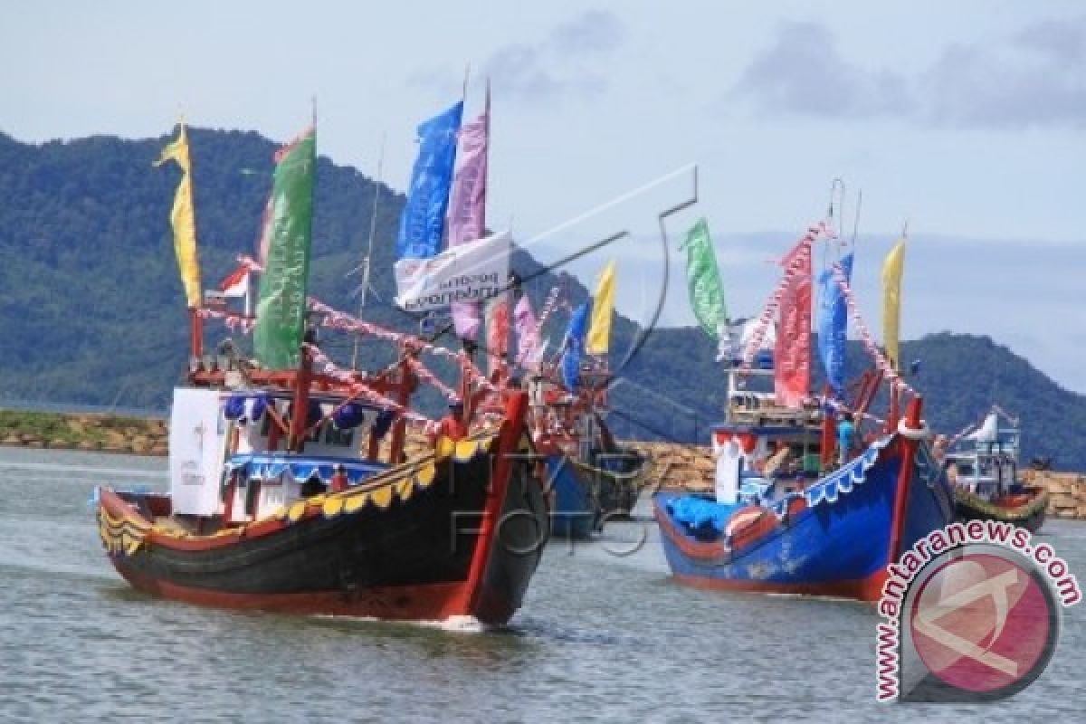 Ratusan Kapal Nelayan Meriahkan Hari Nusantara