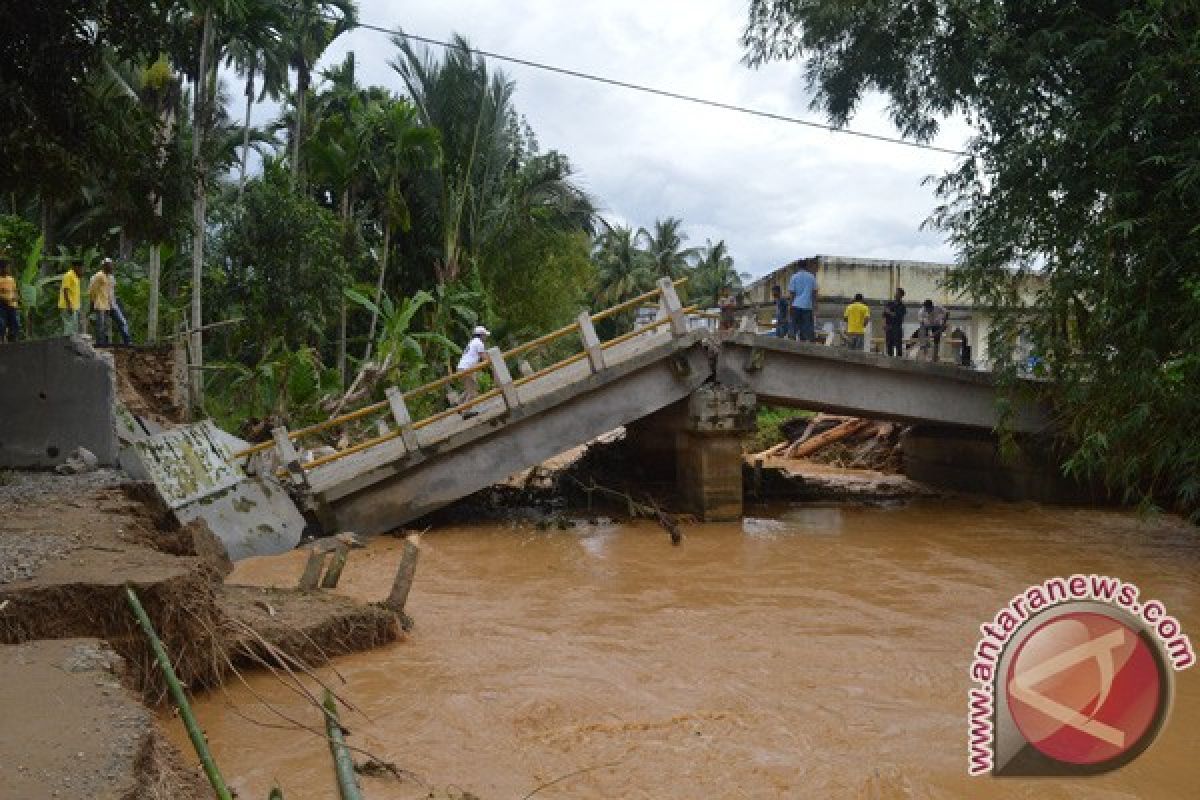 Lima Jembatan di Abdya Ambruk Diterjang Banjir