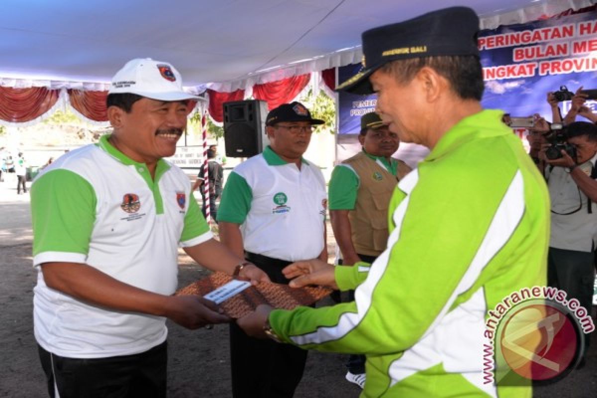 Pemkab Karangasem Terima Penghargaan Menanam Pohon