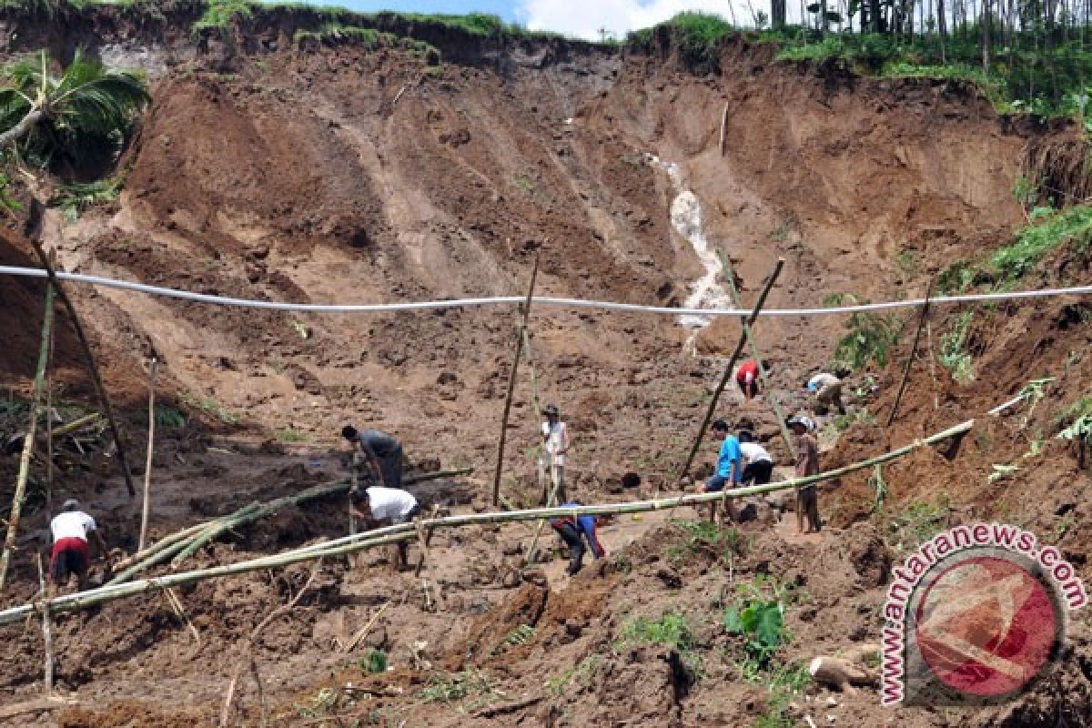 Korban tewas longsor di Lombok Barat bertambah