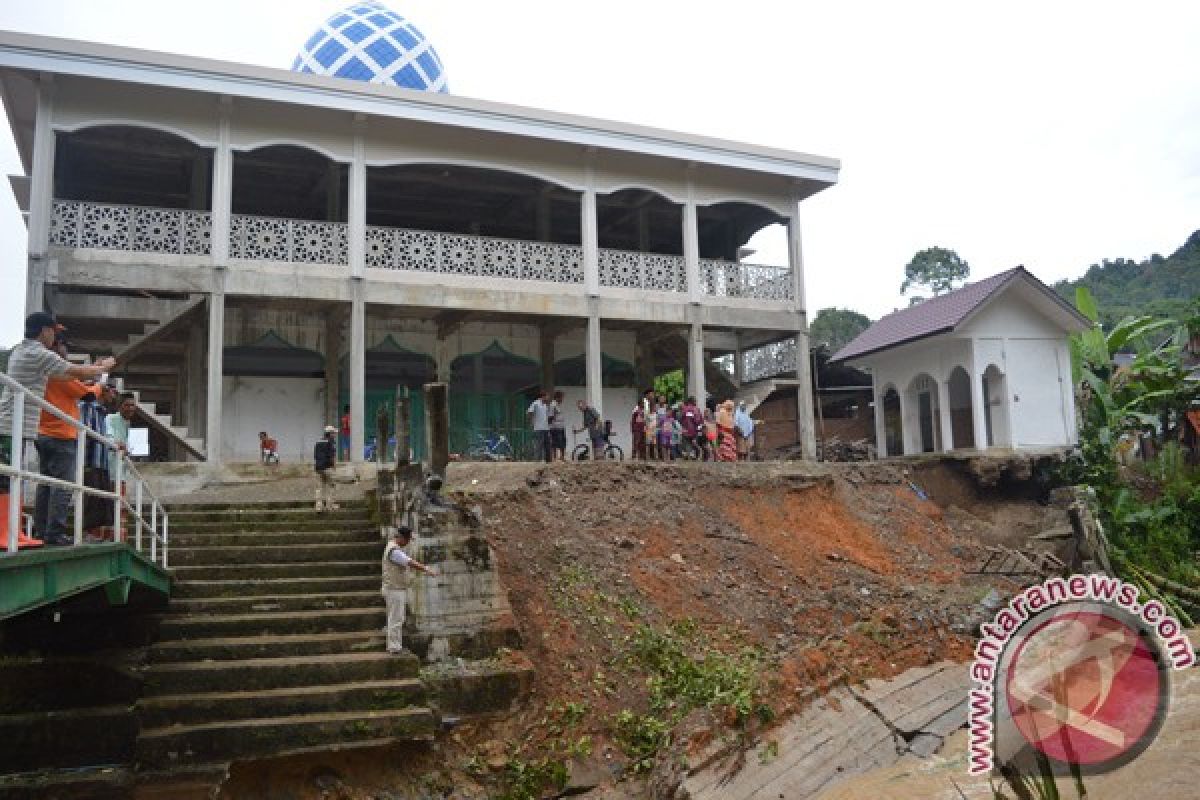 Masjid di Abdya Terancam Amblas