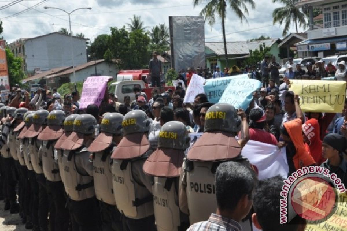 Warga Demo di KPU Kabupaten Melawi