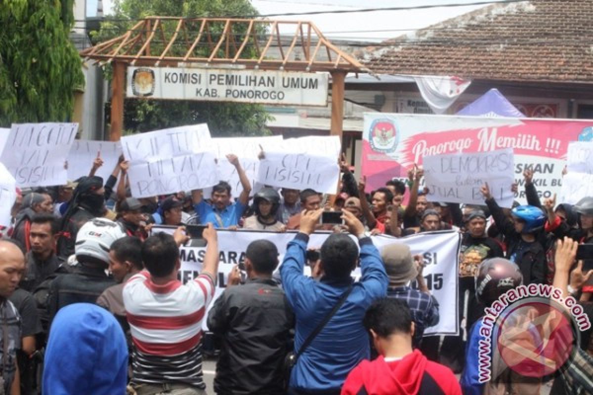 Warga Ponorogo Demo KPU Tolak Hasil Pilkada