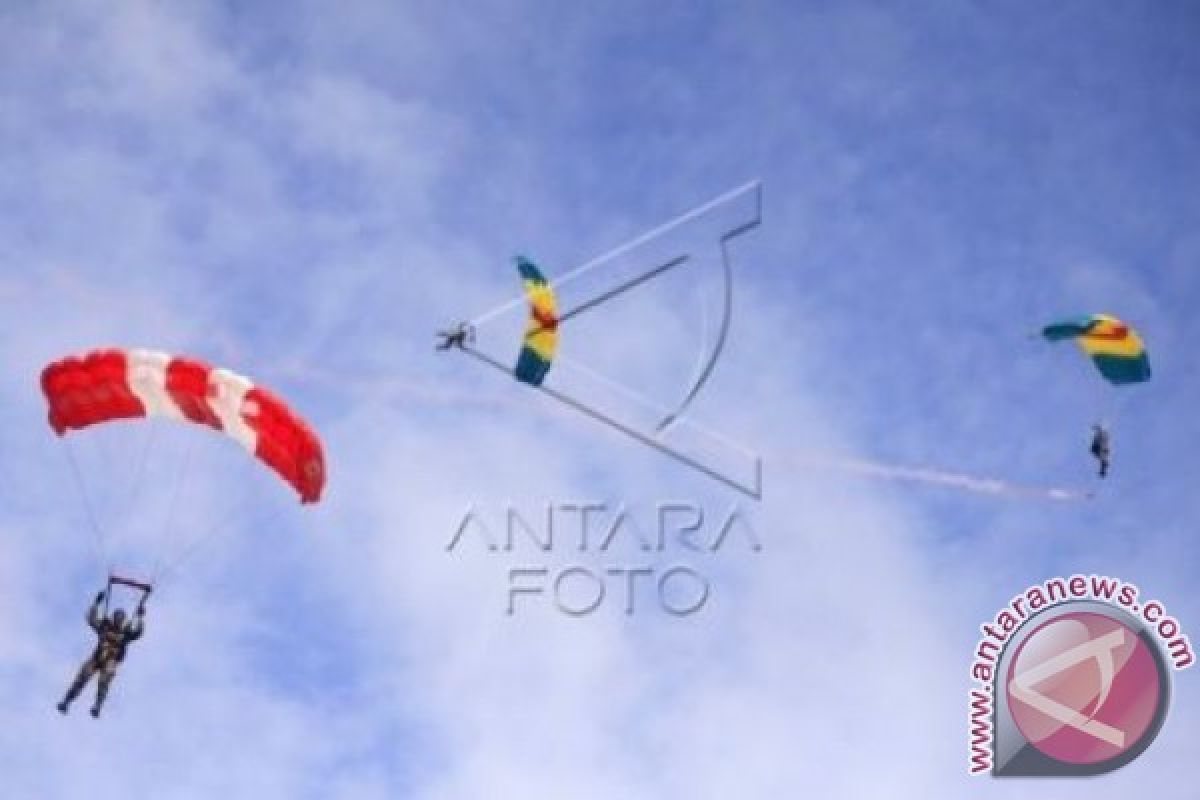 Atraksi Terjun Payung Tni Pukau Warga Gorontalo