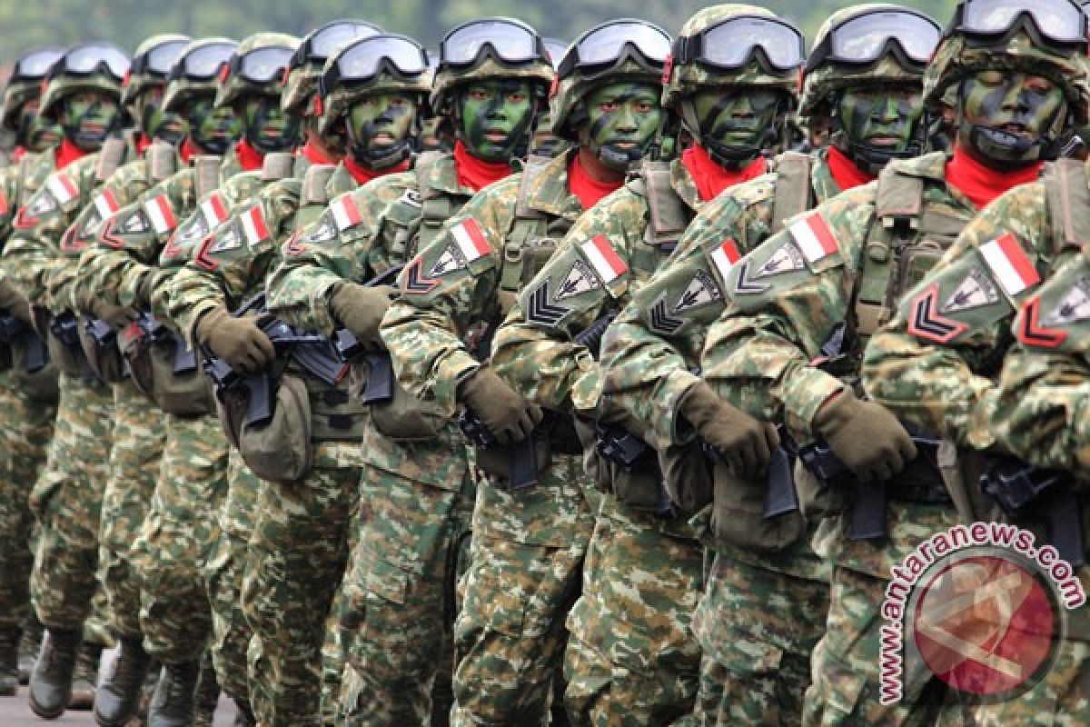 Atraksi terjun payung prajurit TNI pukau warga Gorontalo