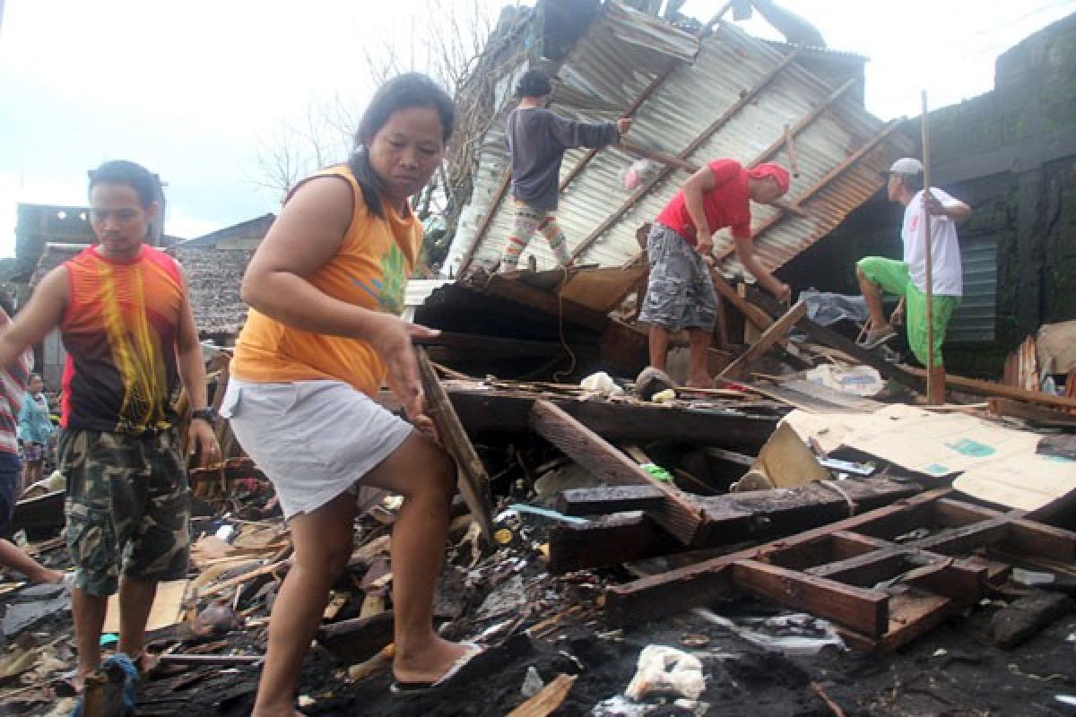 Tiga orang tewas, puluhan ribu mengungsi akibat badai di Filipina