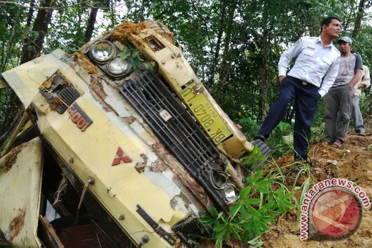 Jembatan patah truk masuk sungai di Aceh Utara