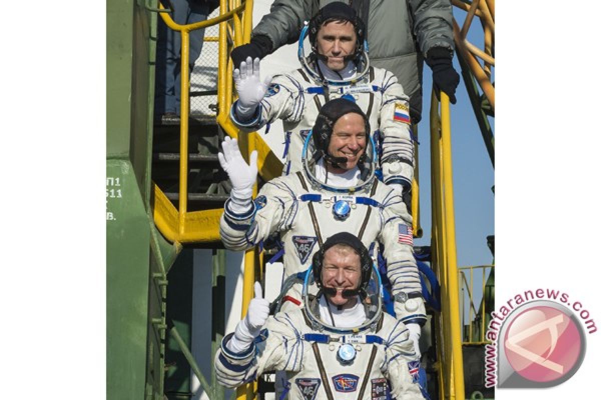 Astronot Inggris, Rusia dan Amerika tiba di stasiun antariksa