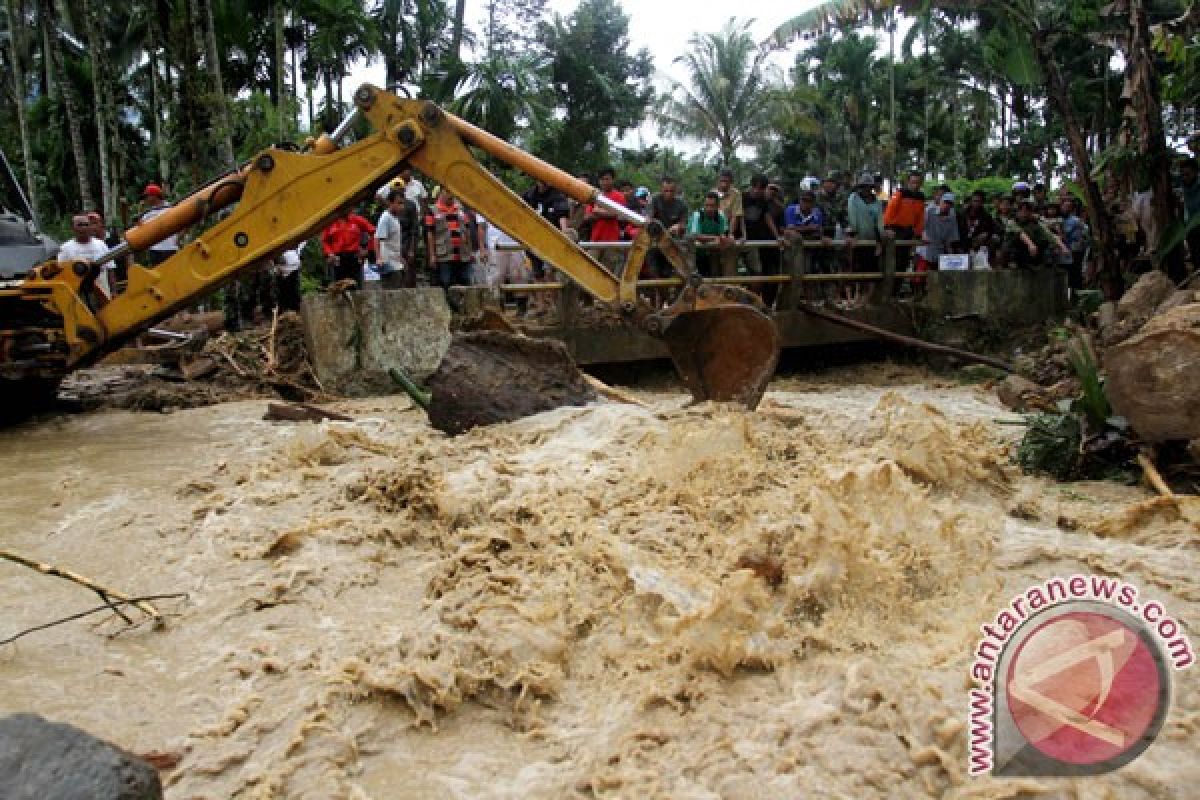 Tiga rumah di Sarolangun terseret banjir bandang