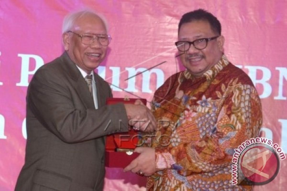 Bagir Manan Dan Rais Yatim Terima Mahaputera LKBN Antara