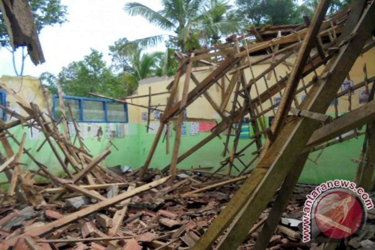 Atap Ruang Kelas SDN Kemiri  Jember Ambruk