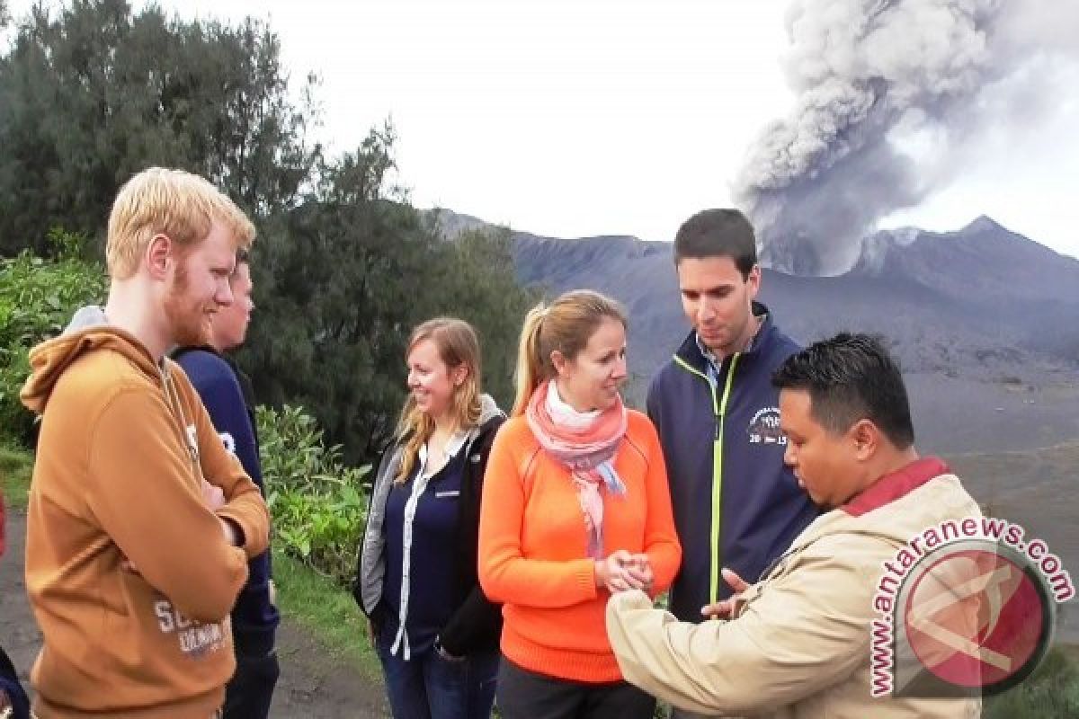 Erupsi Gunung Bromo Tak Surutkan Kunjungan Wisatawan