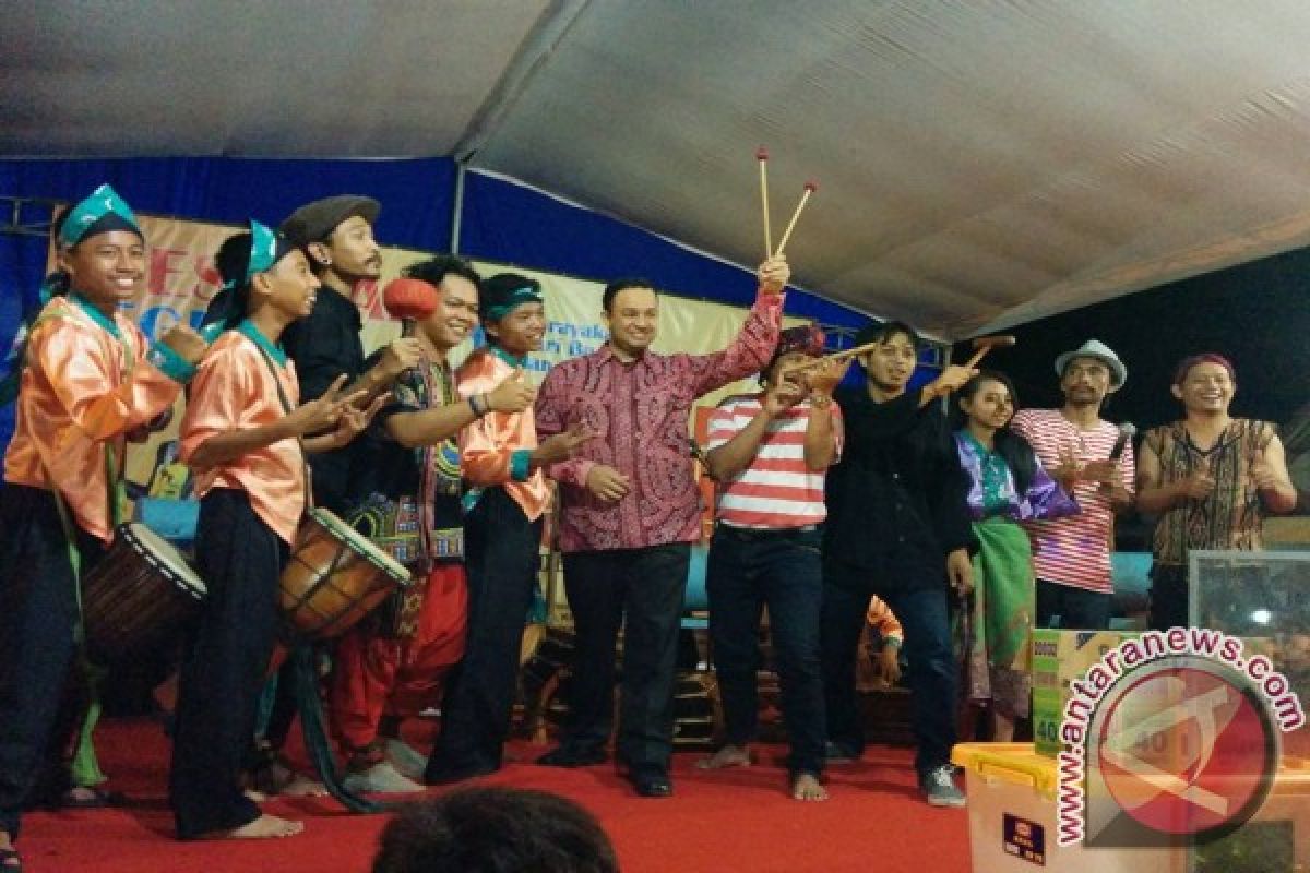 Mendikbud Hadiri Festival Egrang di Jember