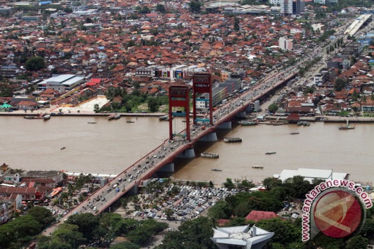 Palembang percantik jembatan Ampera 