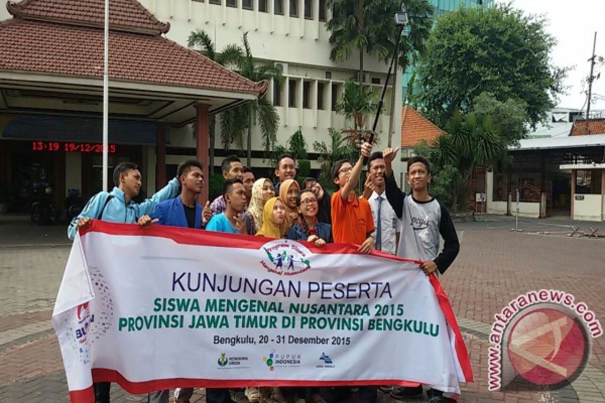 Petrokimia Ajak 17 Siswa Jambi Keliling Surabaya