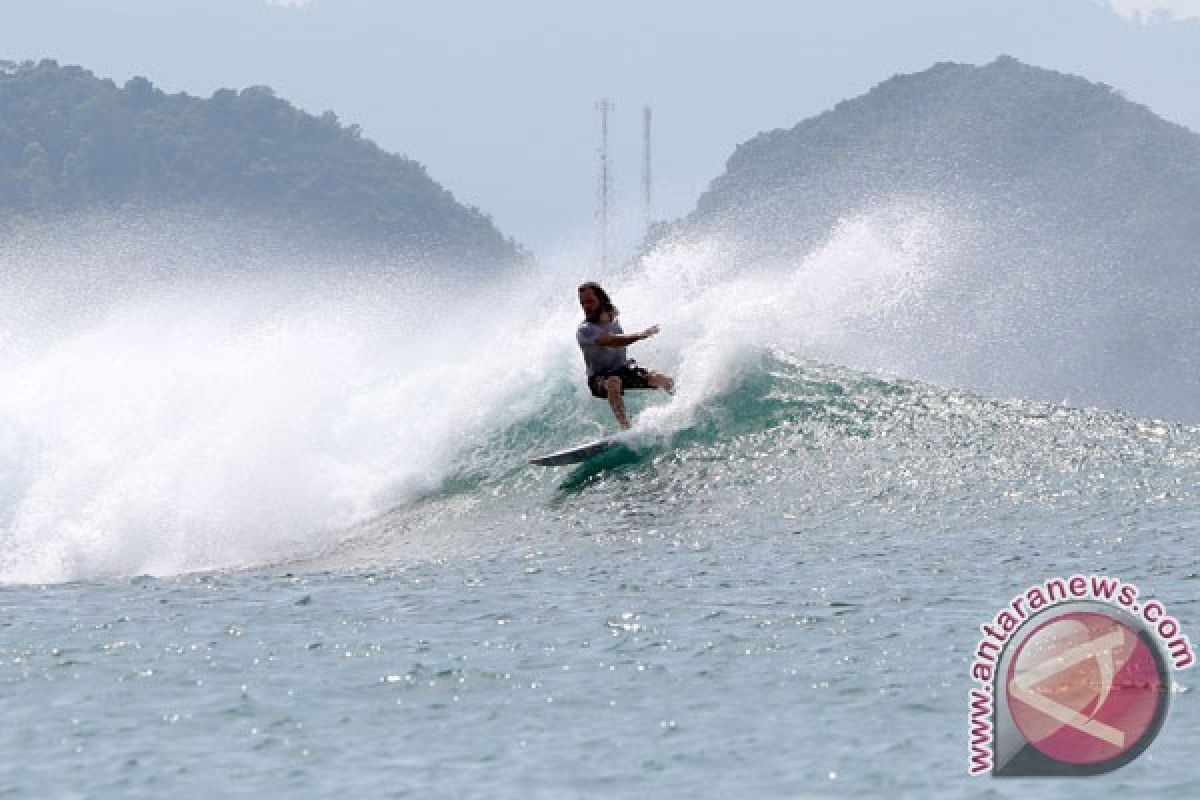 Nias Selatan "surga" para peselancar