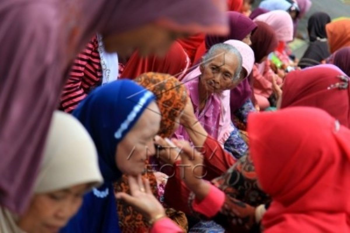 Organisasi perempuan bagikan bunga peringati Hari Ibu 