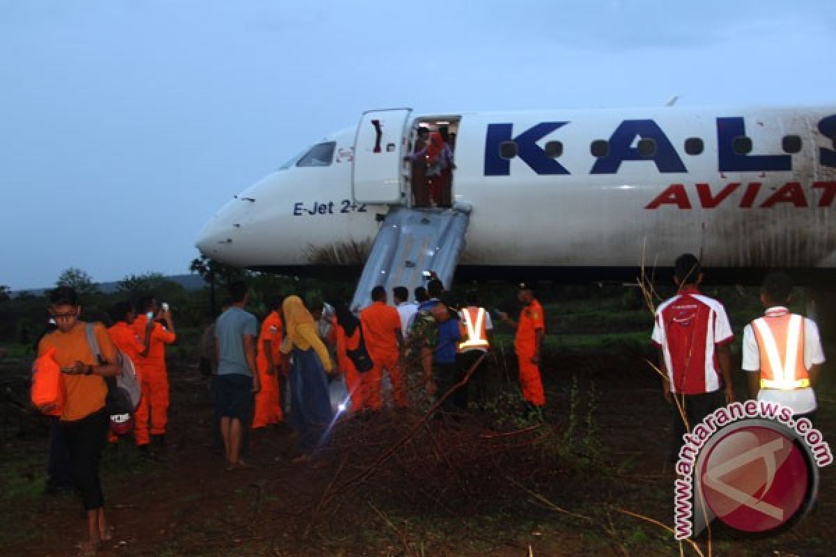Pesawat Kalstar tergelincir di Bandara Kupang