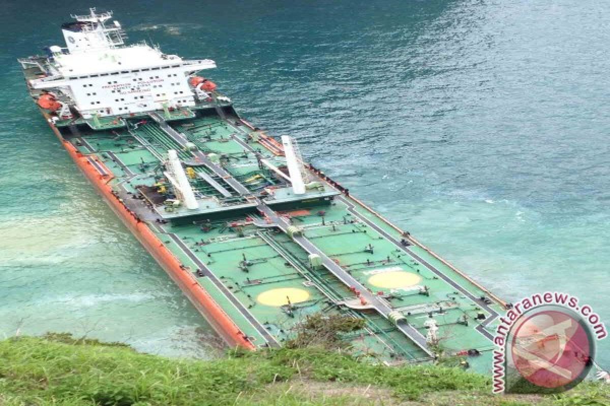 Tanker Minyak Terdampar di Teluk Pacitan