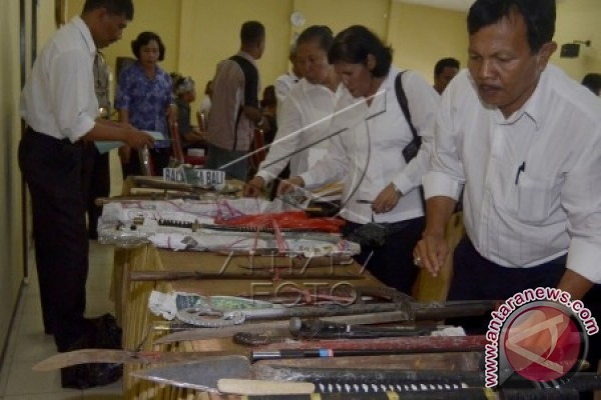 Dua Ormas Serahkan Senjata Tajam Kepada Polisi