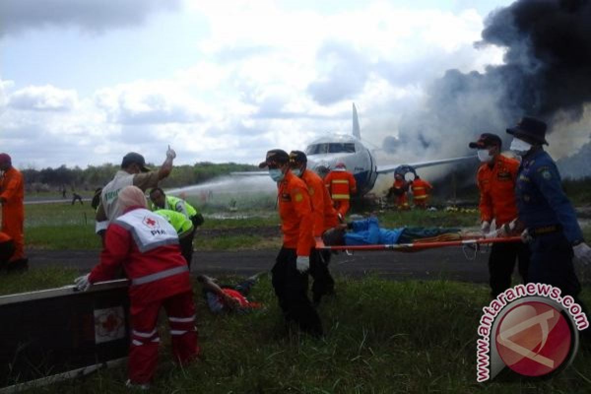 Penanganan Kebakaran Pesawat di Bandara Sampit