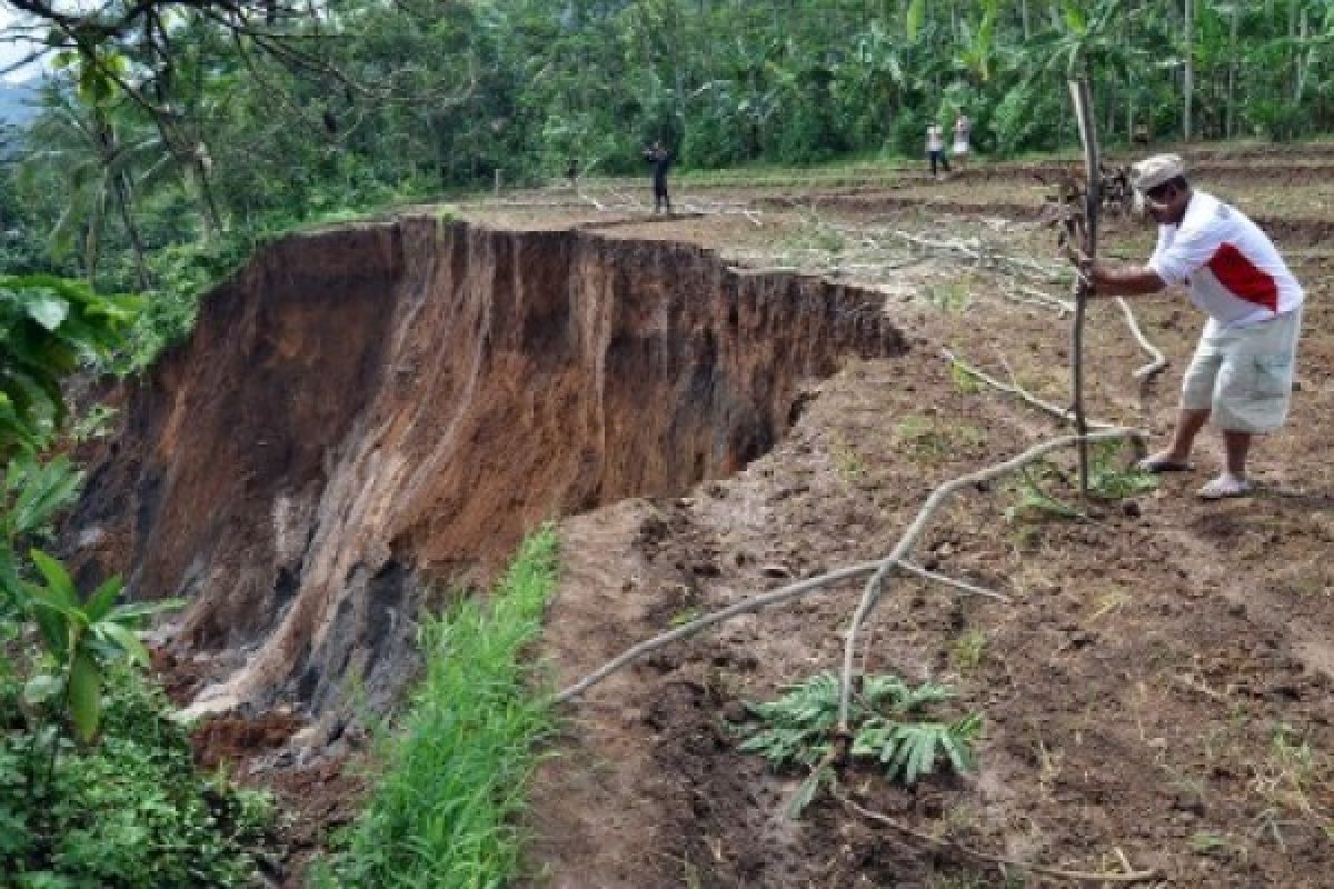 Jalur Evakuasi Merapi Tertutup Talud Longsor