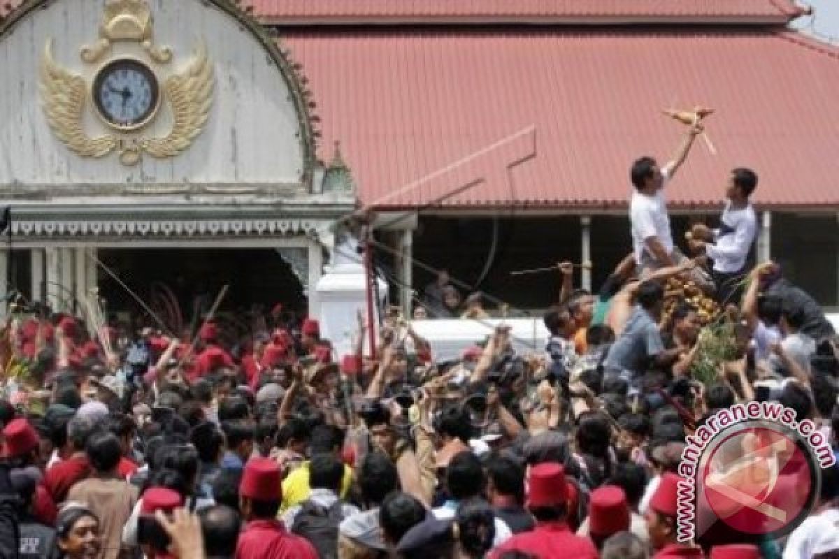 Ribuan Warga Berebut Gunungan Grebeg Maulud di Yogyakarta