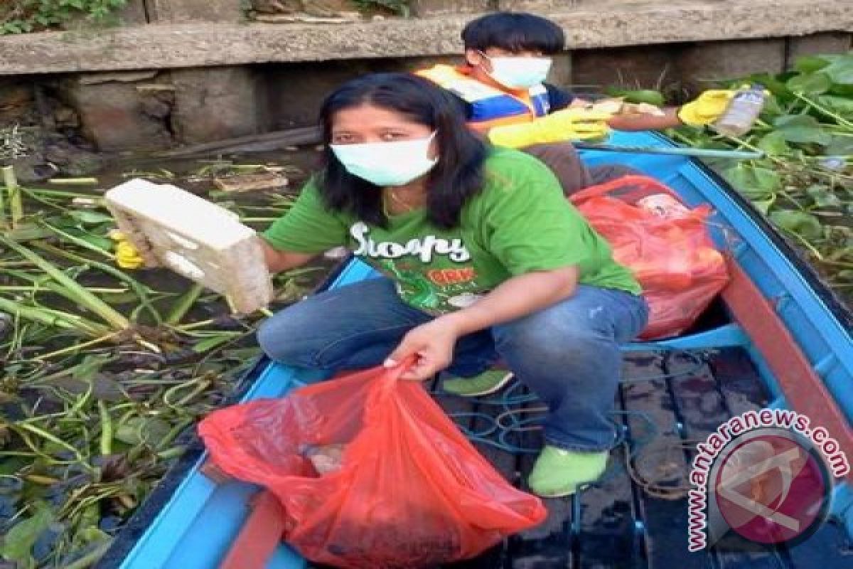 Istri dan Anak Misman Turut Bersihkan Sungai Karang Mumus