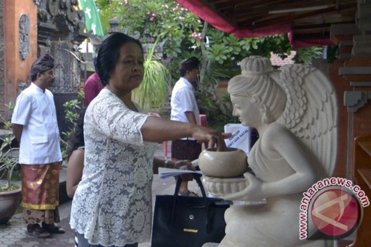 Umat Kristen  misa Natal berbusana adat Bali
