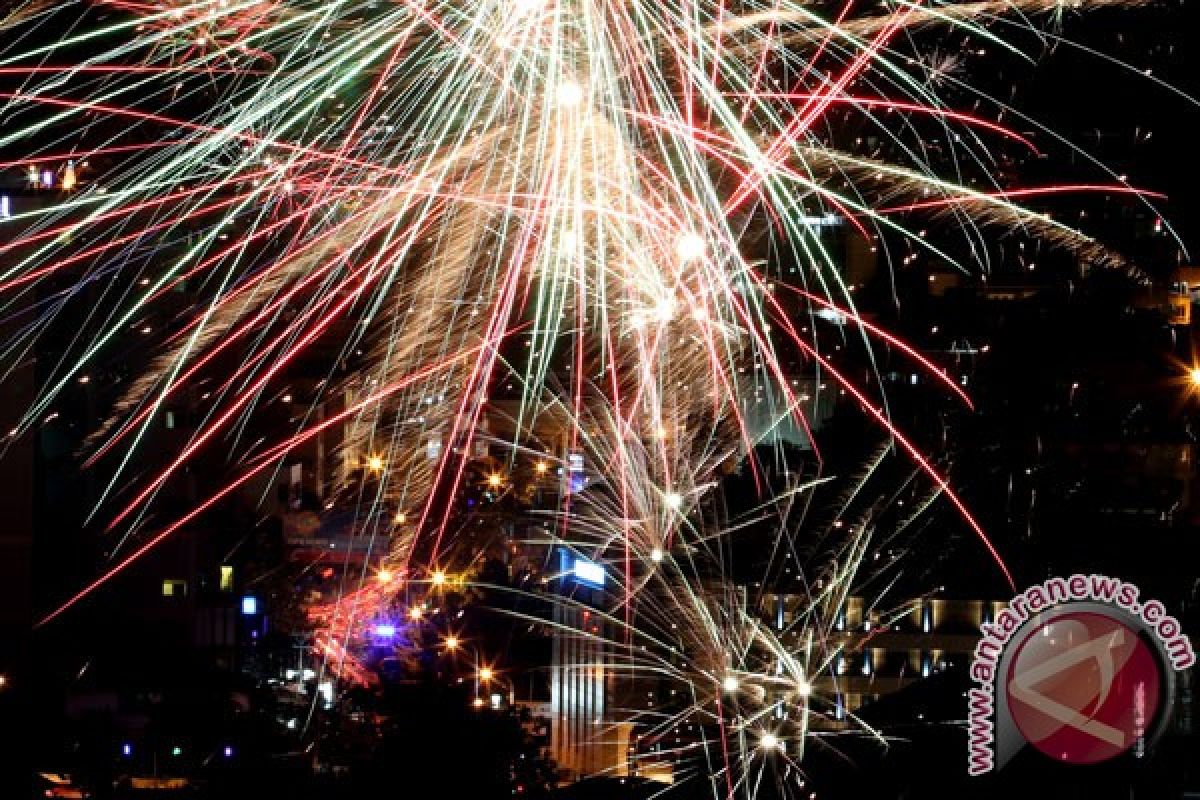 Pesta kembang api warnai Natal di Ambon