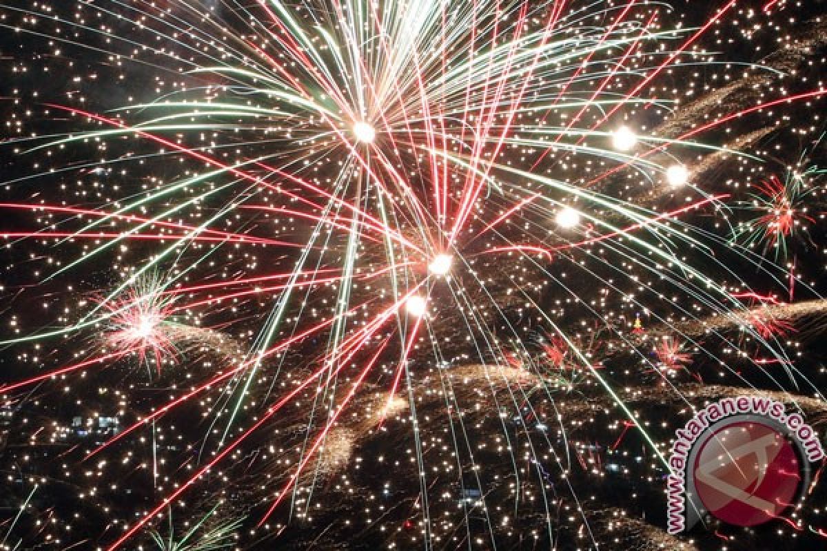 Di Kupang, 5.000 kembang api sambut tahun baru