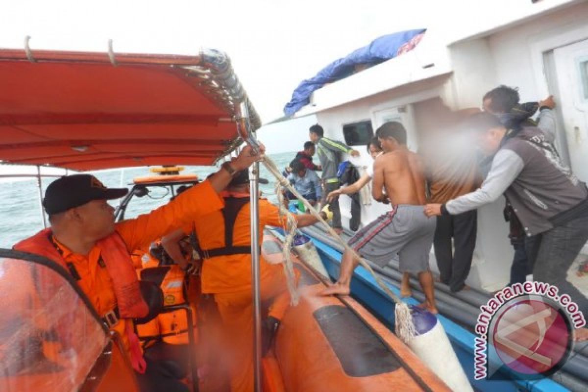 Basarnas Evakuasi 48 Penumpang KM Bahtera Kayong