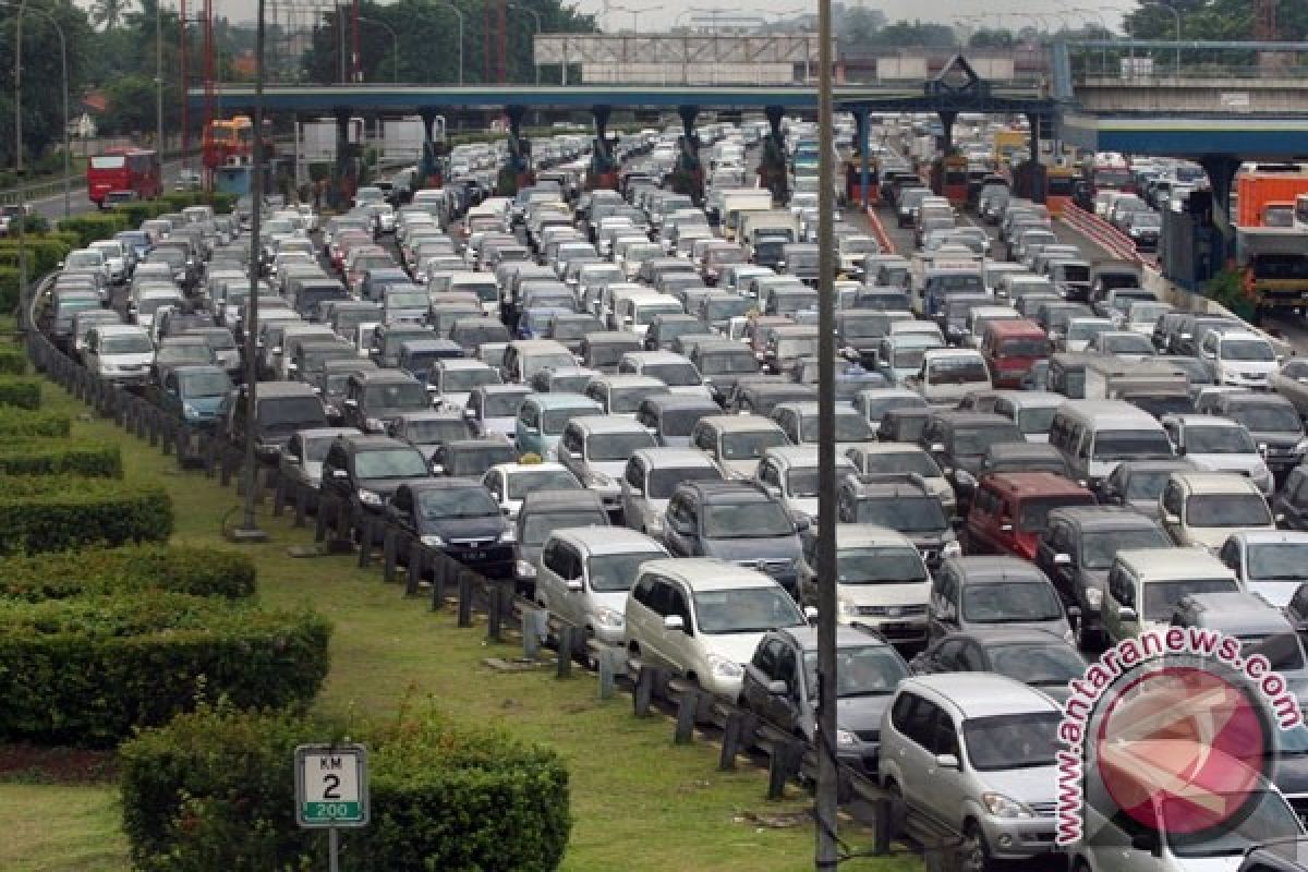 Jalan Tol Dari Cikampek Menuju Jakarta Masih Padat