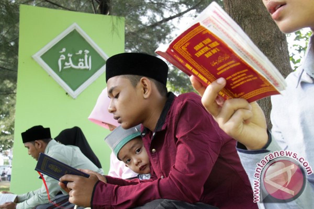 Hundreds of Aceh residents pray for tsunami victims