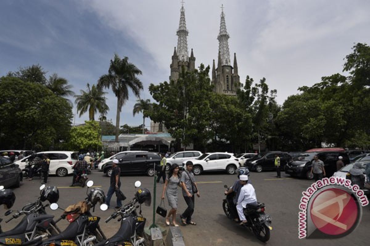 Pengurus Gereja Katedral Jakarta sediakan kantong parkir saat Shalat Id