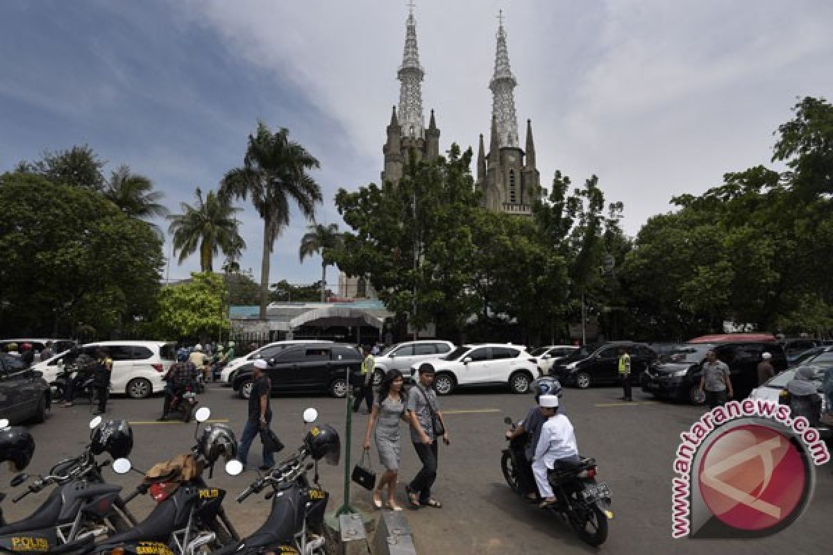 Moderate traffic in Jakarta as Christmas approaches