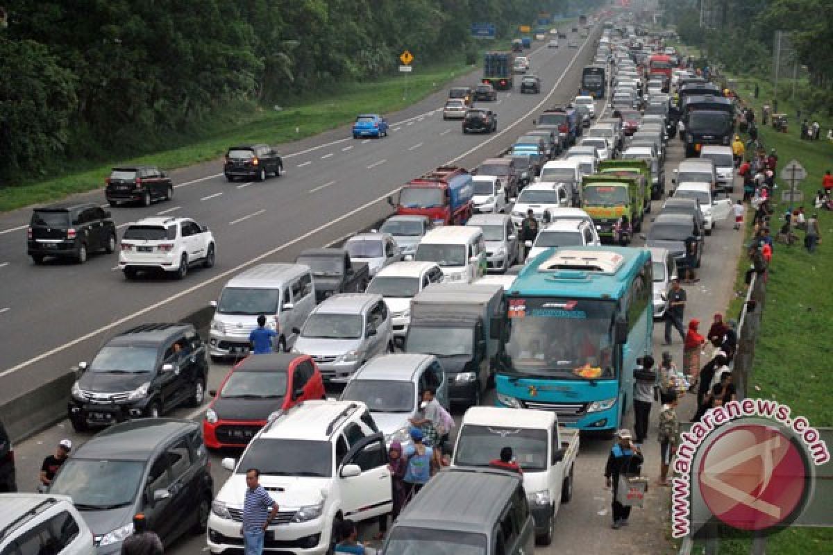 Libur panjang, antrian 500 meter di gerbang keluar tol Ciawi