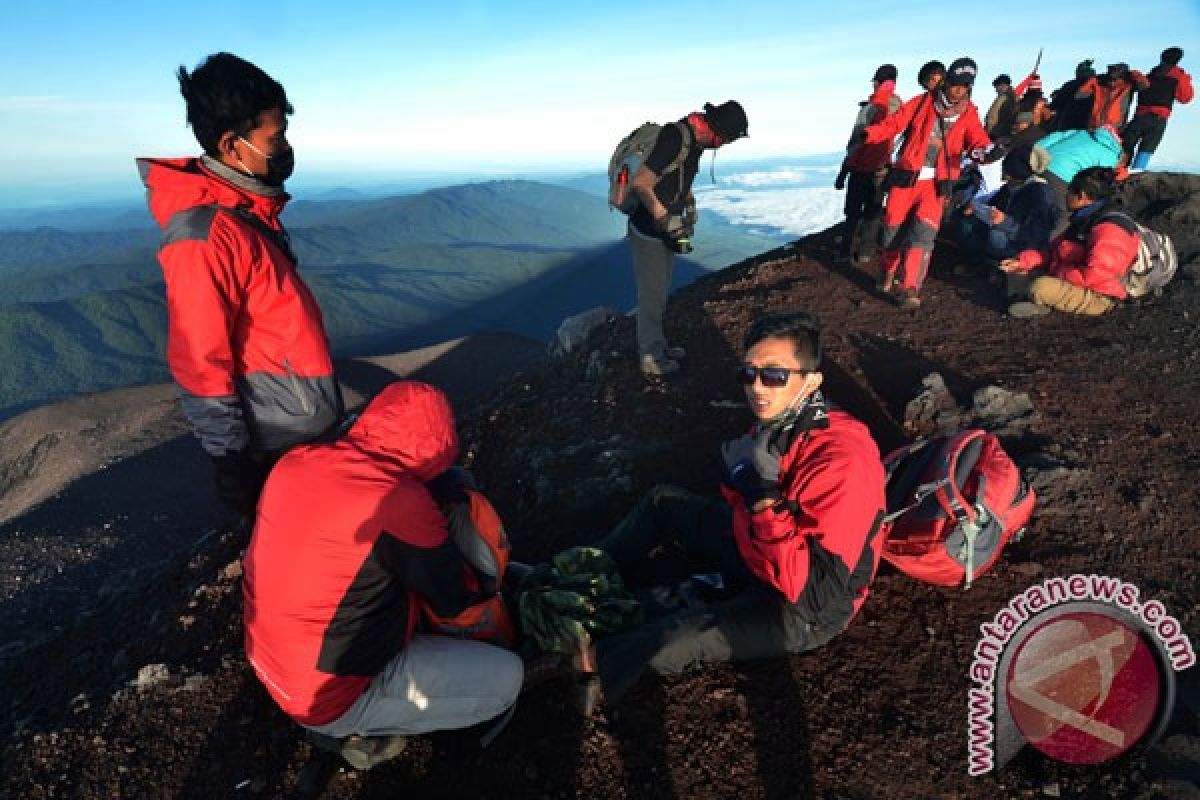 Seribuan pendaki lewatkan malam pergantian tahun di Gunung Kerinci