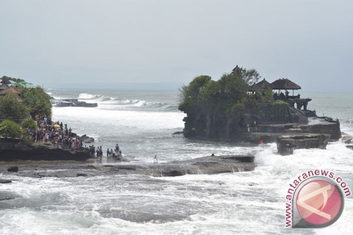 Wisatawan dilarang dekati Pantai Tanah Lot, ini penyebabnya