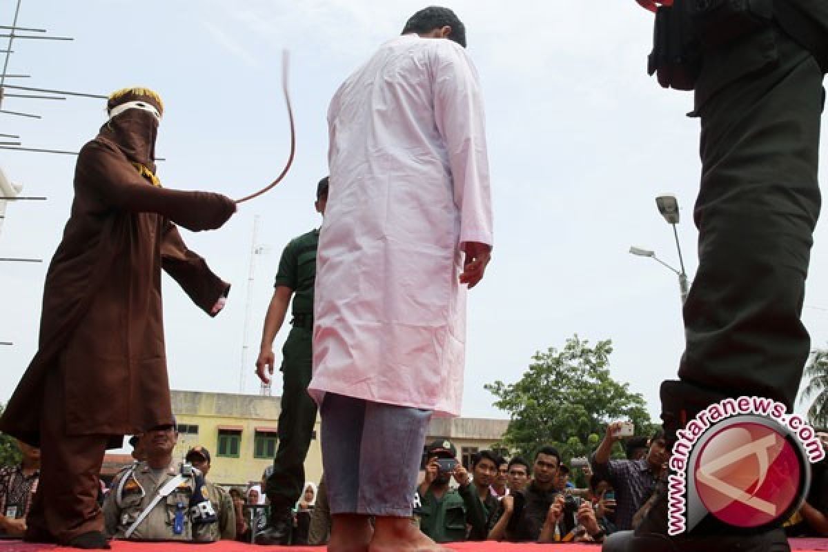 Pasangan mahasiswa dan empat penjudi dihukum cambuk