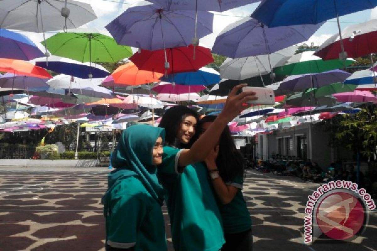 Mahasiswa Surabaya Gantung Seribu Payung Lambang Keterampilan