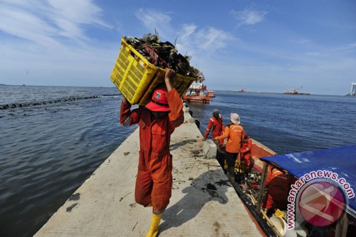 Jakarta Bay pollution a threat to future`s generation