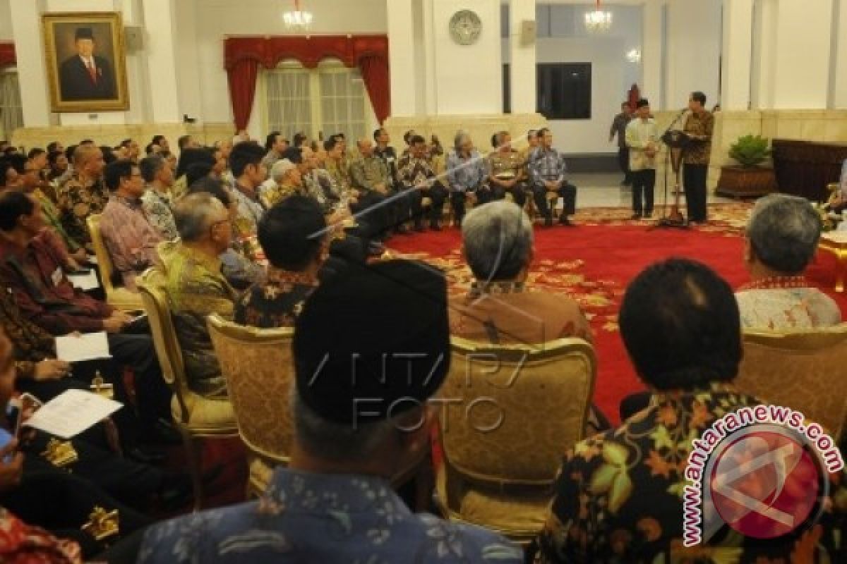 Tanjung Received WTN Cup From President Jokowi